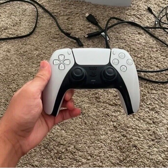 Ps5 Sony comes with controller - Picture 3 of 3